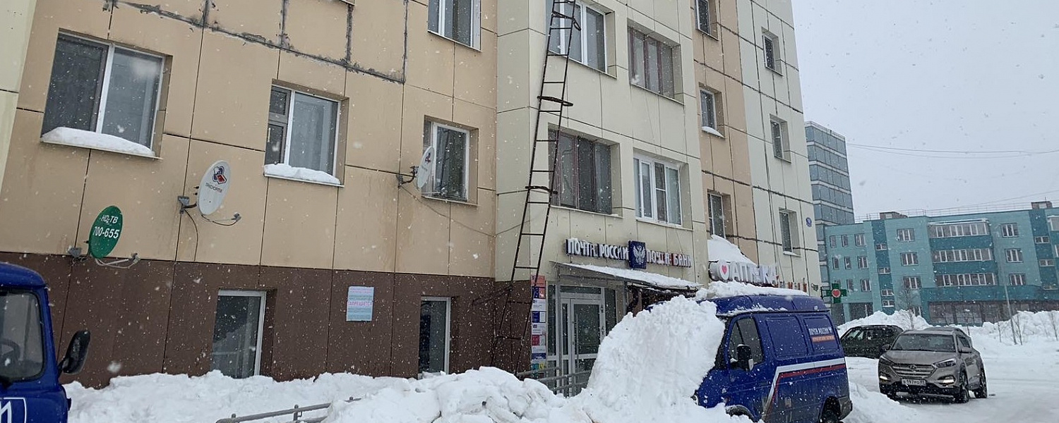 В Губкинском женщина чудом избежала травмы от падающего снега с крыши 19 дома в первом микрорайоне